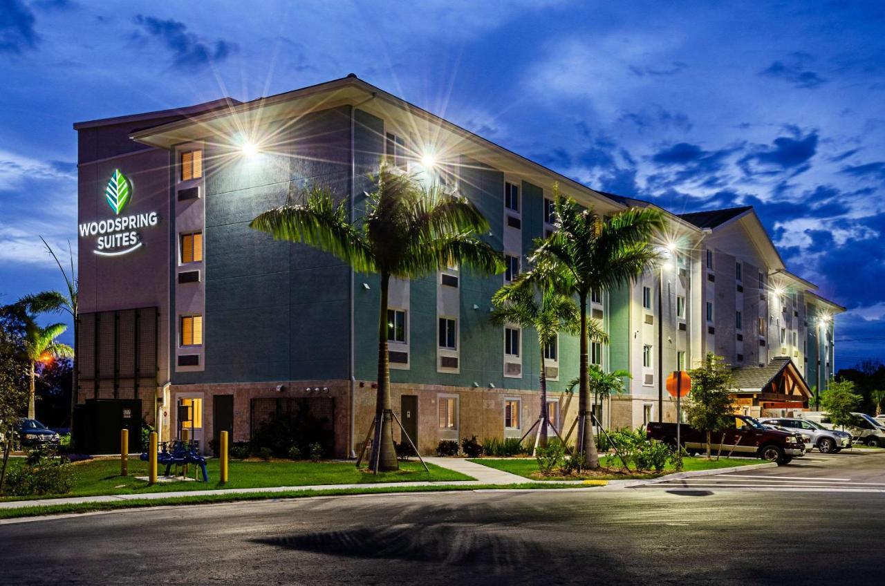 Woodspring Suites Naples Golden Gate Экстерьер фото