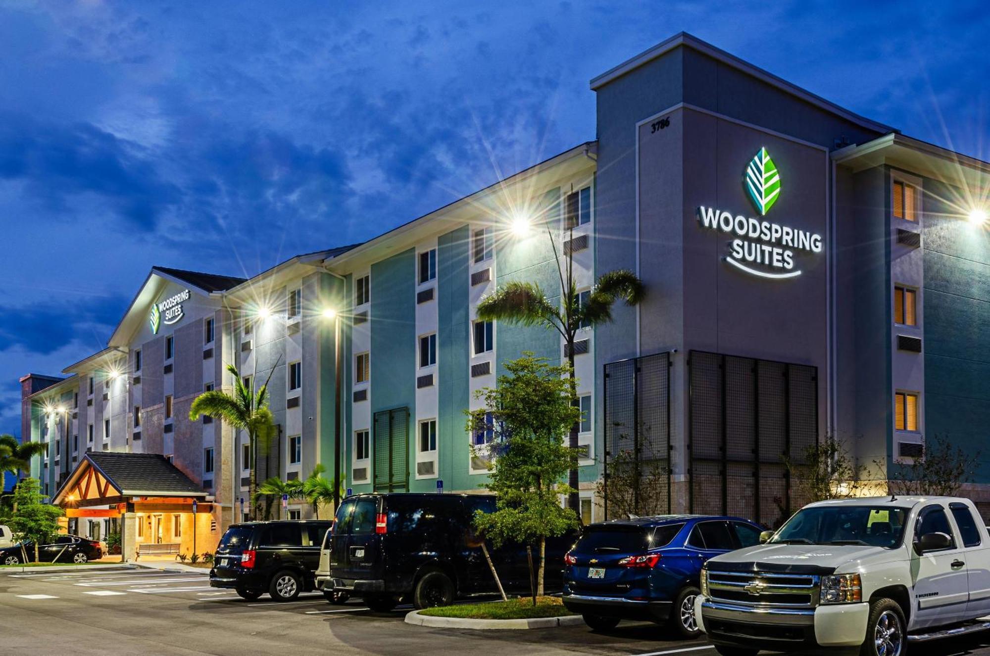 Woodspring Suites Naples Golden Gate Экстерьер фото
