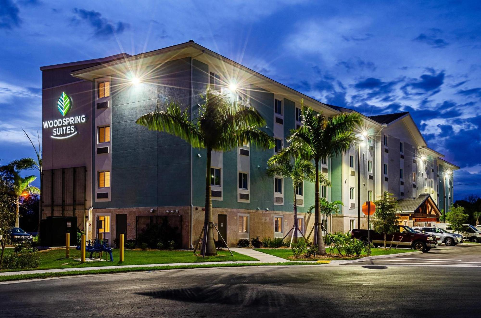 Woodspring Suites Naples Golden Gate Экстерьер фото