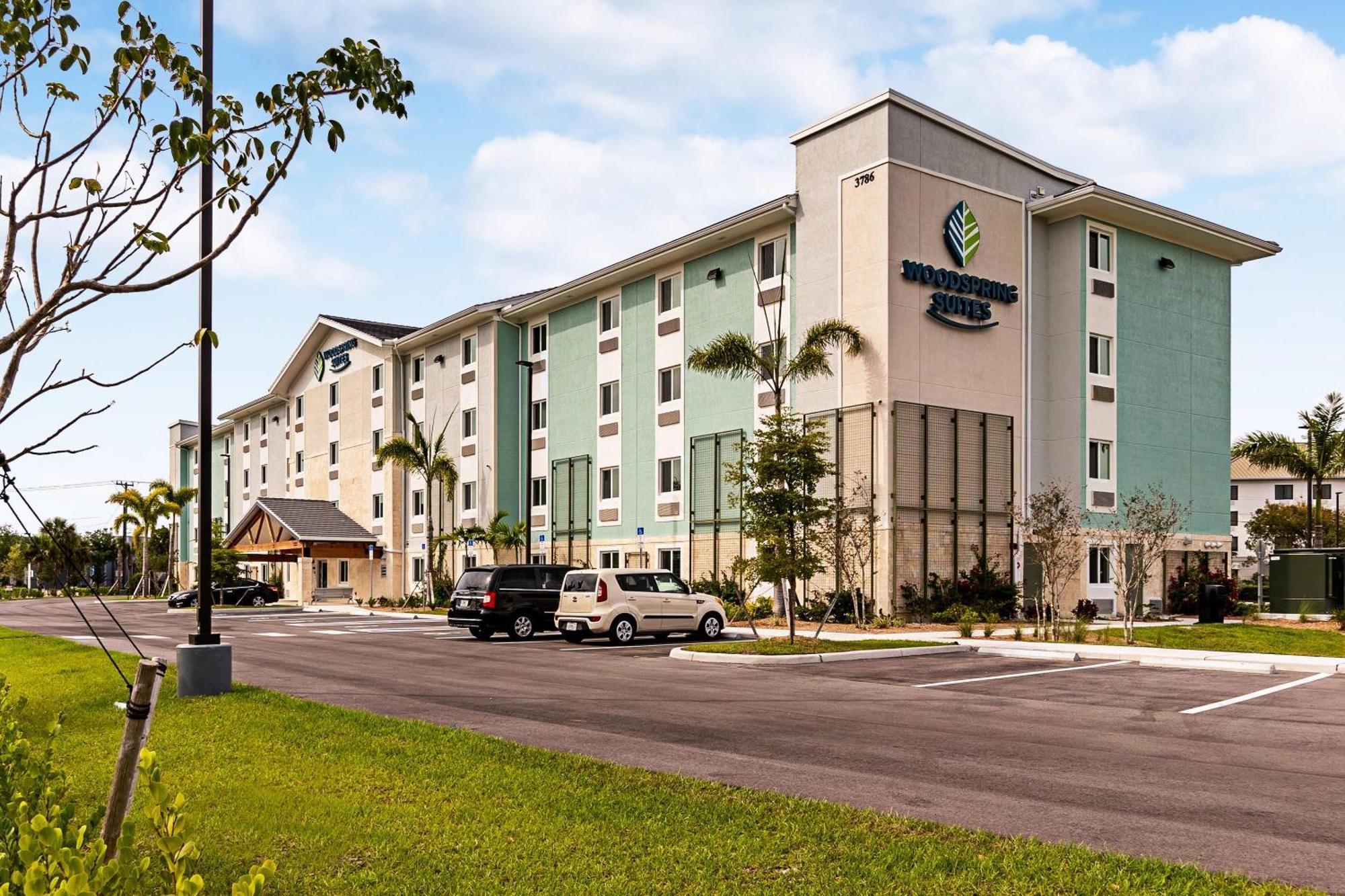 Woodspring Suites Naples Golden Gate Экстерьер фото